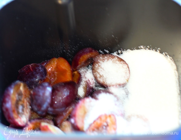 Если используете свежую сливу без косточек — добавьте 50 мл воды. Если заморозку — жидкости не надо. В дежу хлебопечки поместить сливу, сахар, лимонный сок. Выставить режим «Варенье», 1 ч 30 минут.