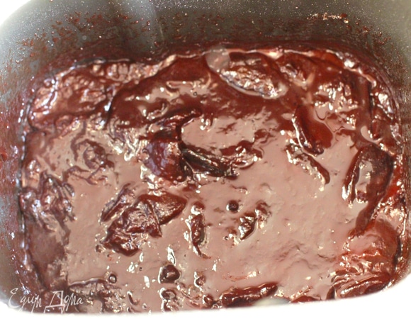 Через 50 минут влить в дежу бренди (или коньяк, темный ром). За 10 минут до конца программы добавить наломанный шоколад.