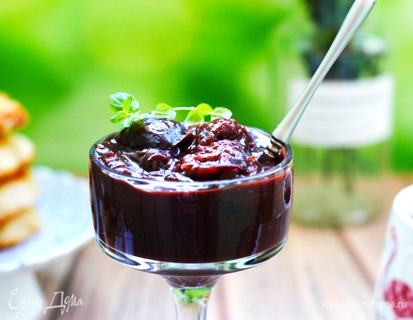 Остудить в деже варенье до теплого состояния, перелить в сухую банку.