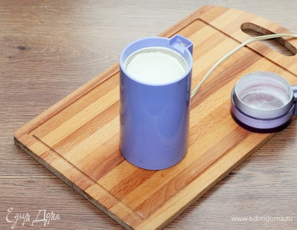 Измельчите манную крупу в кофемолке.