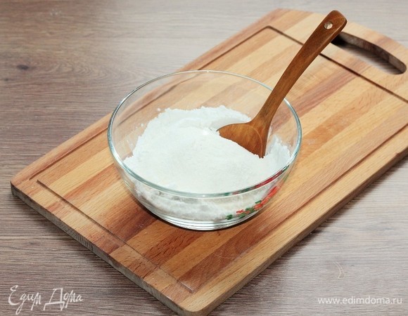 Соедините манную крупу и муку (140–150 г), перемешайте ложкой, а затем просейте через сито.