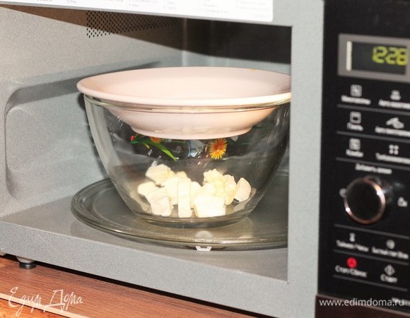 Сливочное масло (или маргарин) растопите в микроволновке. Режим «Быстрый старт», 1 минута.