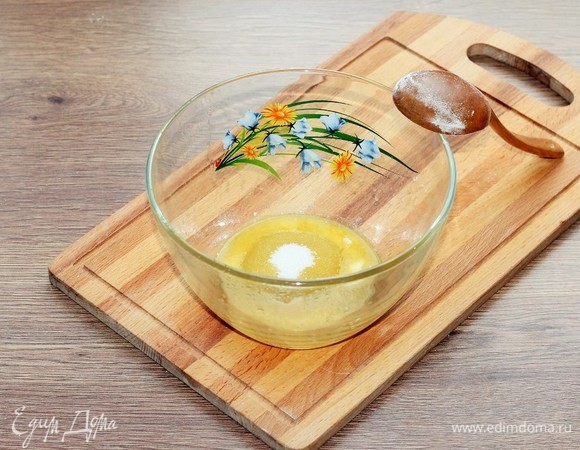 Всыпьте в растопленное масло сахар и перемешайте до однородности.