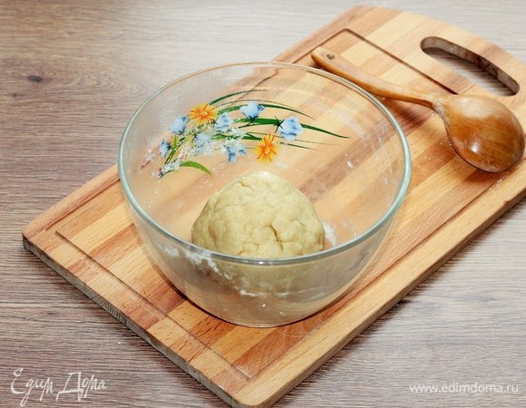 Вмешивайте небольшими порциями мучную смесь в масляную. Соберите тесто в ком. Если не собирается в ком, добавьте 1 ст. л. воды.