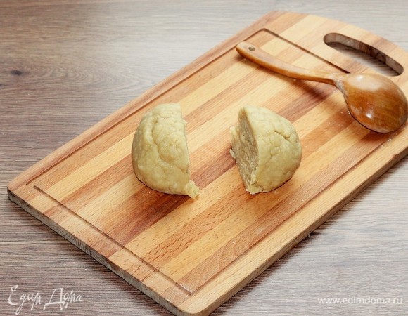 Разделите тесто на 2 части.