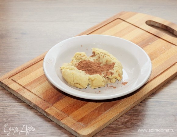 Добавьте в 1 часть теста какао-порошок и 1 ст. л. воды, вмешивайте какао в тесто. Можно какао смешать с водой, а затем ввести в тесто.