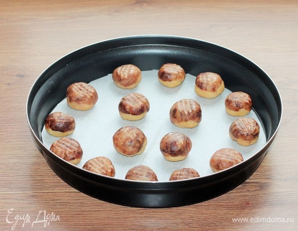 Вырежьте круг из пергамента и застелите им дно формы для выпечки в СВЧ. Бумагу не смазываем маслом. Выложите заготовки печенья.