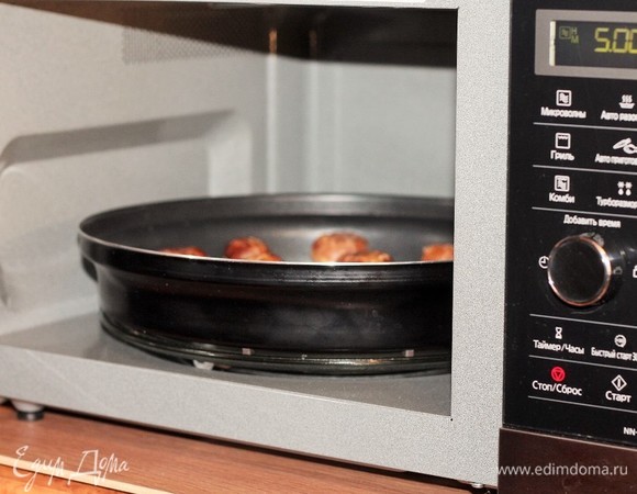 Разогрейте микроволновку в режиме «Микроволны», 1000 Вт, 1 минута. Затем поставьте форму с заготовками в микроволновку и выпекайте печенье в режиме «Микроволны», 800 Вт, 5 минут.