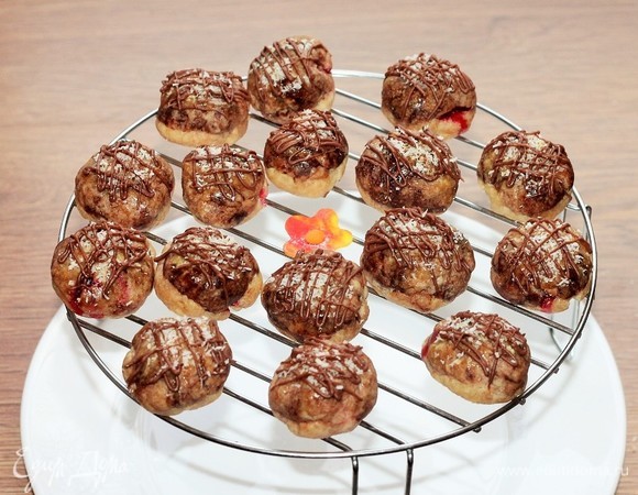 Охладите печенье в печи СВЧ, минут 5, а потом переложите на кухонную решетку до полного остывания. Печенье можно украсить растопленным в СВЧ шоколадом и кокосовой стружкой.