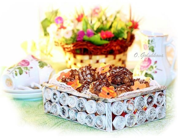 Цветы в корзине с печеньем из мастики, это по желанию.