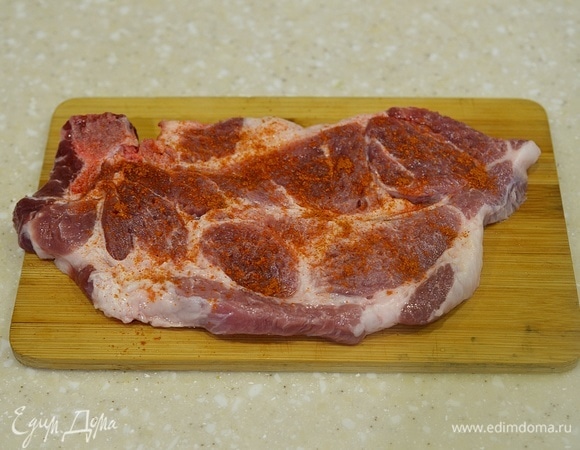 Посолите, поперчите с двух сторон.