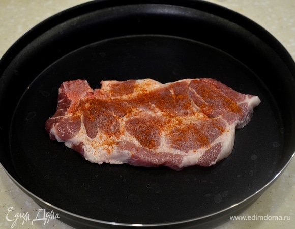 Для приготовления я воспользовалась блюдом Steam+, которое как раз предназначено для приготовления в этой печи и идет в комплекте. Так как блюдо с антипригарным покрытием, масло можно не добавлять. У нас свинина, и она сама выделит жир. Выложите кусок мяса в блюдо.