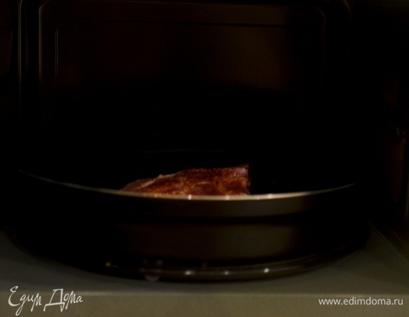 Затем снимите крышку и подрумяньте в течение 5 минут в режиме «Гриль».