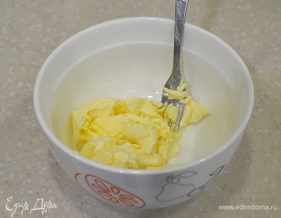 Масло комнатной температуры разотрите вилкой с сахаром.