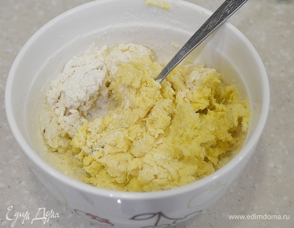 Добавьте муку и замесите тесто.