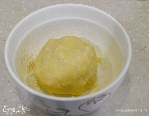 Разделите тесто на 2 части и одну часть уберите в морозилку.