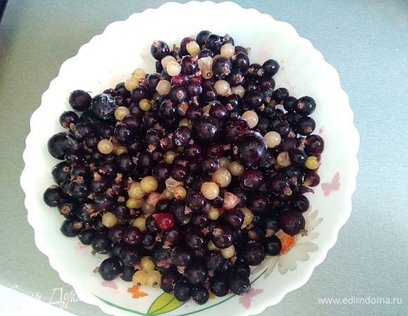 Мусс готовится очень легко! Ягоду можно использовать любую. Мне нравится со смородиной. Цвет мусса тоже зависит от ягоды, с красной смородиной получится более светлый вариант, с черной — поярче.