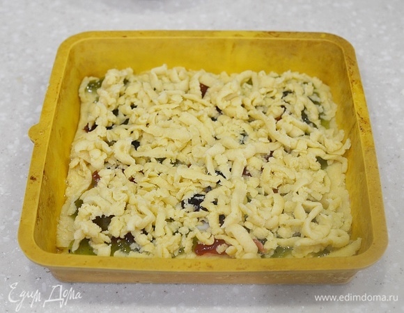 Вторую часть теста натрите на крупной терке.