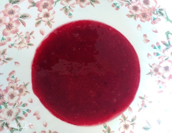 Ягоду разморозить, выложить в сито и размять ложкой, чтобы выделился сок. Сок убрать в сторону.