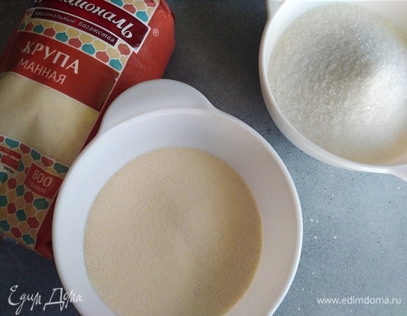 Отмерить манную крупу ТМ «Националь» и сахар.