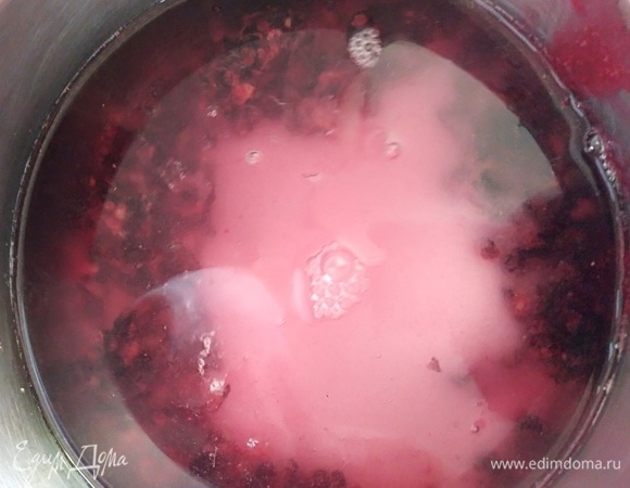 Отжимки залить водой, всыпать сахар. Варить 10 минут. Процедить. Вернуть в кастрюлю и поставить на плиту.
