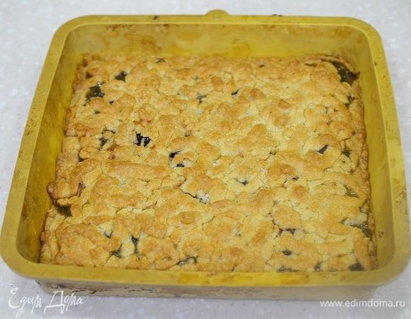 Готовьте в режиме «Микроволны» на высокой мощности 20 минут. Затем нарежьте печенье на прямоугольники.