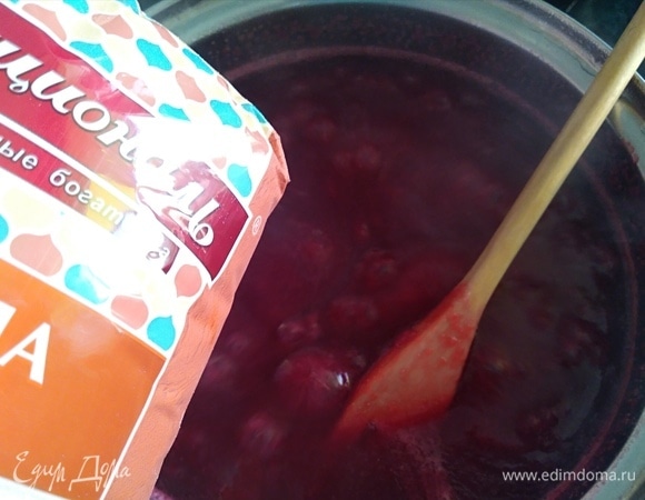 Постоянно помешивая, тонкой струйкой всыпать манку, варить 10–12 минут.