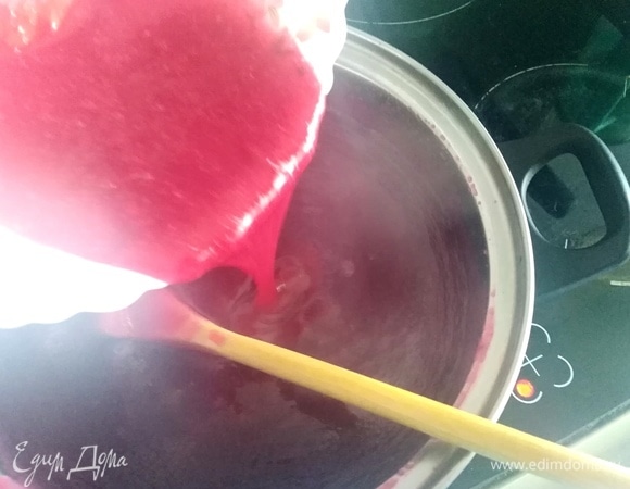 Влить сок из ягод, дать закипеть.