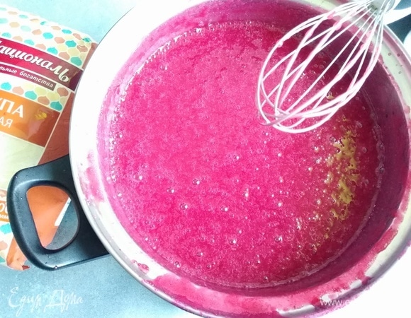 Остудить массу 10–15 минут. Взбить миксером до пышности.