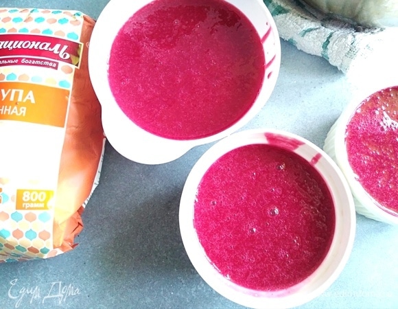 Разлить мусс по формочкам или чашкам, убрать в холодильник на 2–3 часа, чтобы он полностью остыл и схватился.