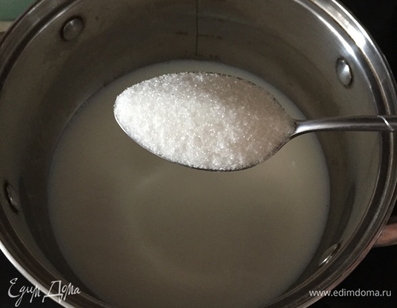Высыпать сахар в молоко.