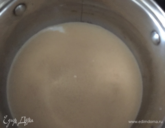 Высыпать дрожжи, перемешать.