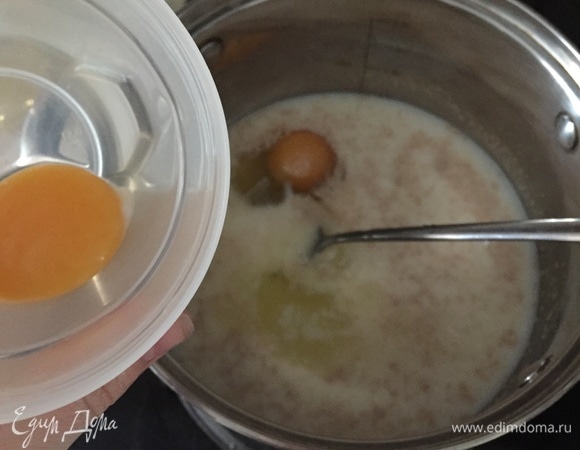Вбить яйца. Я вбила 1 яйцо, от второго добавила только белок. Желток оставила.