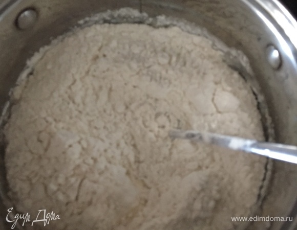 Высыпать муку, перемешать, замесить тесто.