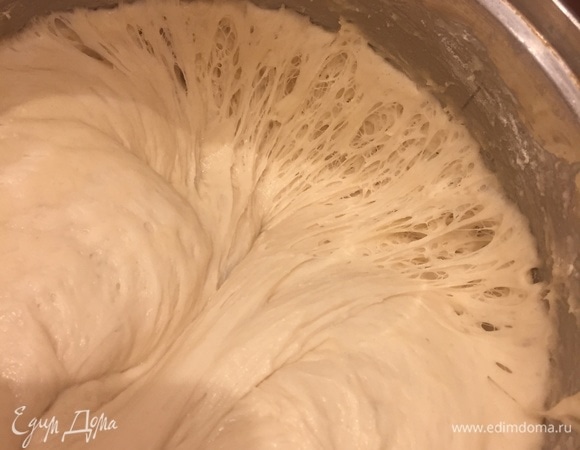 Поставить емкость с тестом в теплое место и ждать, когда тесто поднимется. Оно должно пойти «нитками».