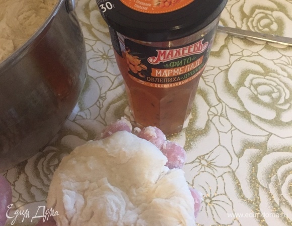 Далее формируем пирожки и кладем начинку — у меня мармелад ТМ «МахеевЪ» с облепихой.