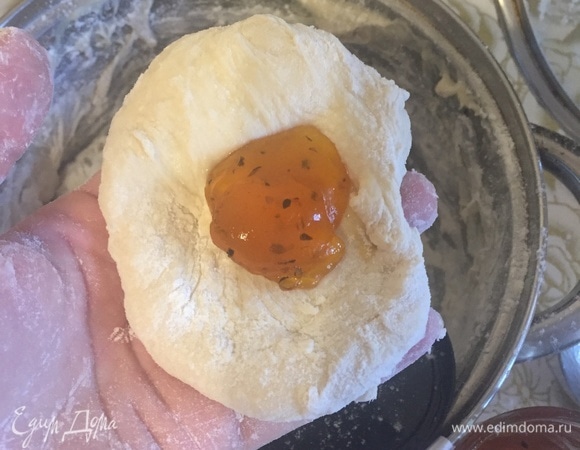 Примерно вот столько, главное, чтоб не вытек. Хорошо защипнуть края.