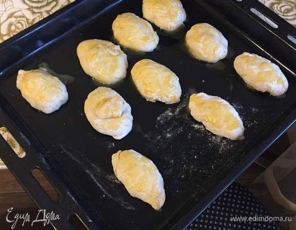 Смазать пирожки желтком. Выпекать 15 минут при 180°C.