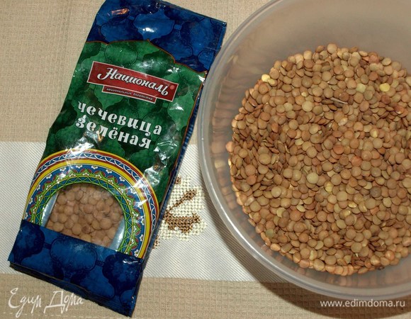 Зеленую чечевицу ТМ «Националь» промыть, залить 300 мл холодной воды. Закрываем емкость.