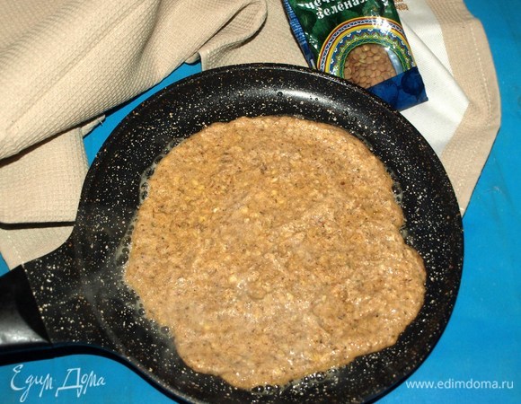 Выпекаем лепешки на среднем огне на очень хорошо разогретой сковороде. Если необходимо, то сковороду смазать растительным маслом.