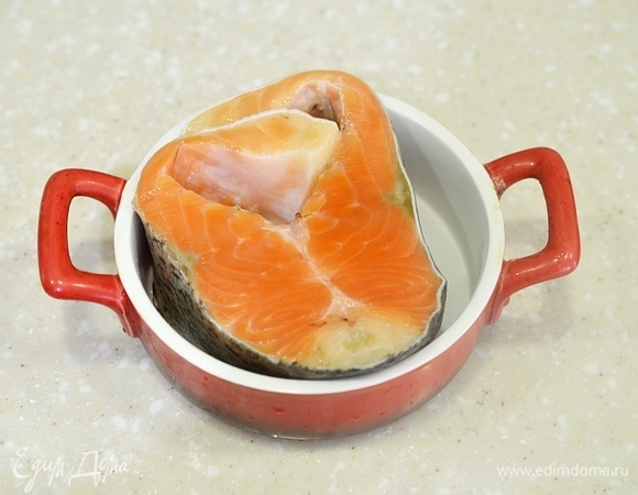 Рыбу помойте, обсушите, положите в форму, подходящую для использование в микроволновой печи.