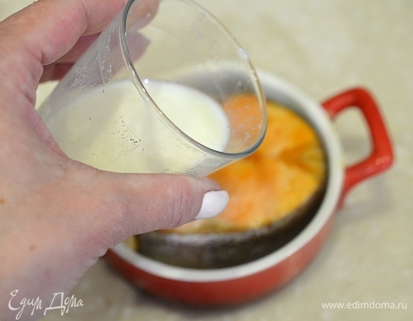 В сливки добавьте измельченный чеснок, посолите.