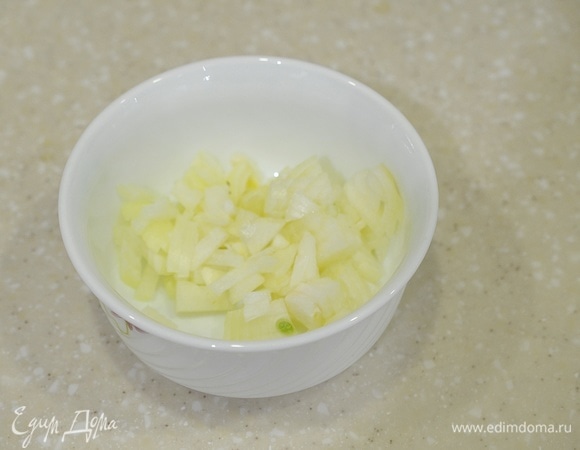 Лук почистите, нарежьте кубиком, положите в посуду, пригодную для использования в микроволновой печи, добавьте масло.
