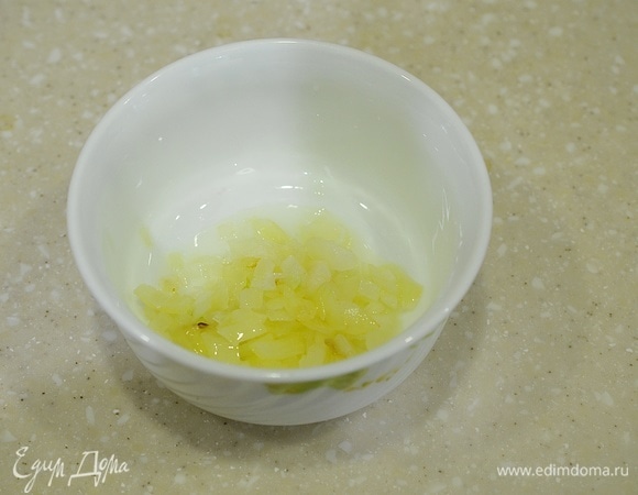 Лук немного подрумянится.