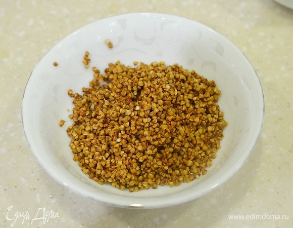 Гречку помойте, выложите в посуду, пригодную для использования в микроволновке. Залейте водой, посолите.