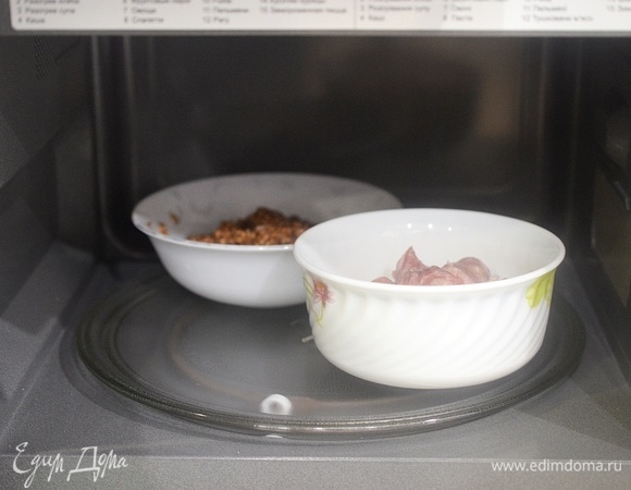 Поставьте все в микроволновку. Можно накрыть крышкой или пленкой. Готовьте в режиме «Микроволны» на высокой мощности 10 минут.