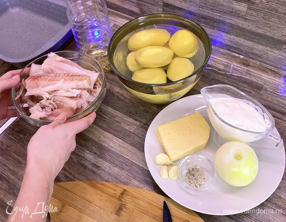 Разделать минтая на филе и посолить (можно использовать готовое филе минтая).