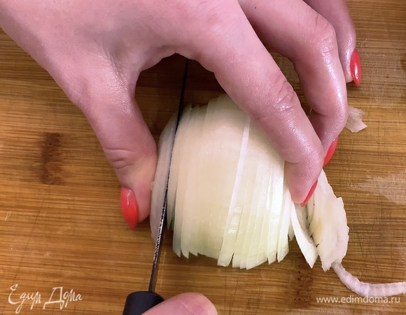 Нарезать лук полукольцами.