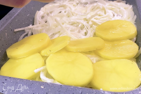 В форму выложить филе, затем смазать соусом, сверху выложить лук полукольцами и снова смазать соусом, сверху выложить картофель и посыпать все сыром.