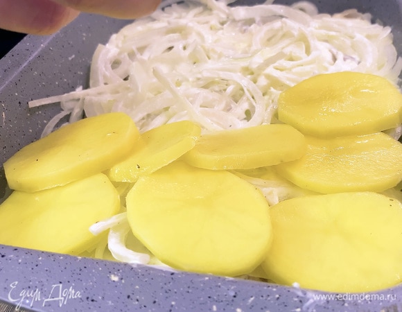 В форму выложить филе, затем смазать соусом, сверху выложить лук полукольцами и снова смазать соусом, сверху выложить картофель и посыпать все сыром.